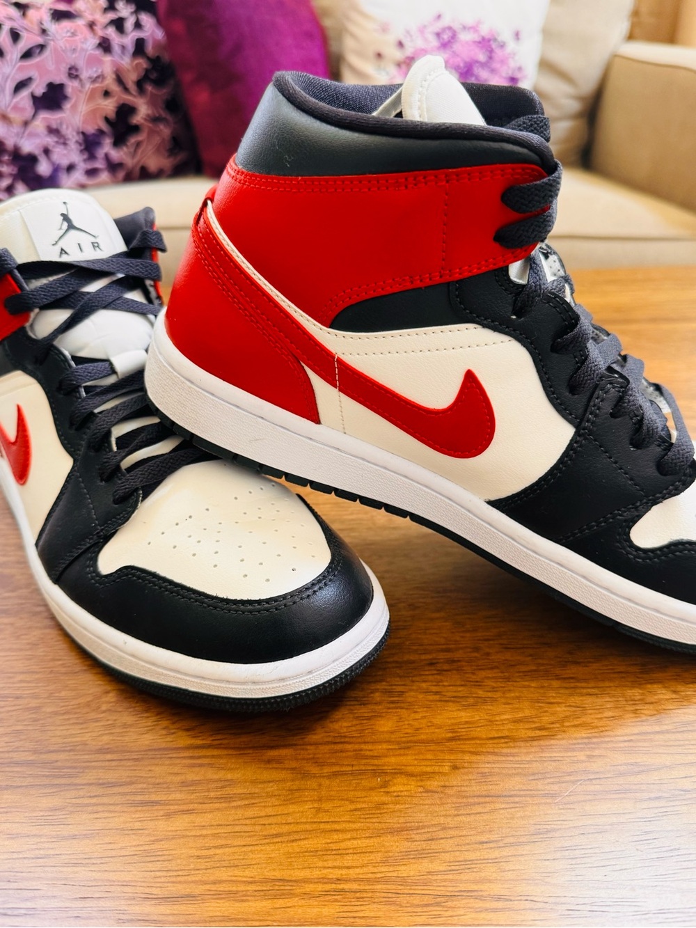 Air Jordan 1 Mid Women’s 10.5 White Black Red Patent BQ6472-160